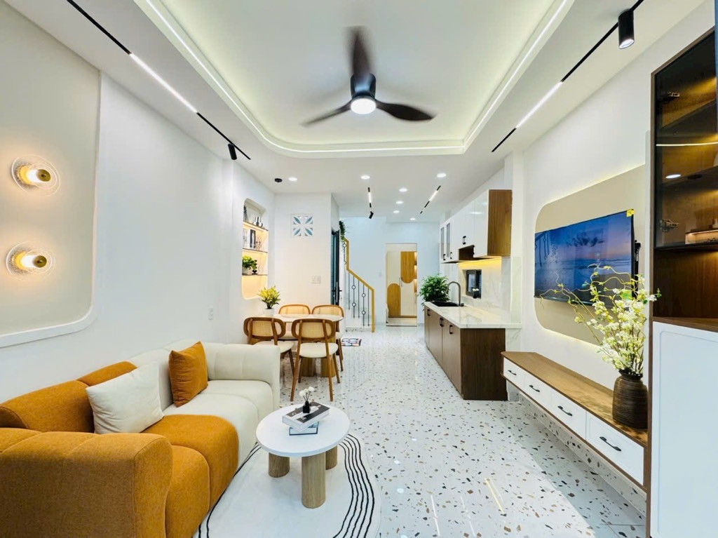 Nhà góc 2 mặt hẻm gần Hàng Xanh, Bình Thạnh, sổ 35m2, 2 tầng đúc, 3PN, chỉ hơn 4 tỷ thương lượng - Ảnh chính
