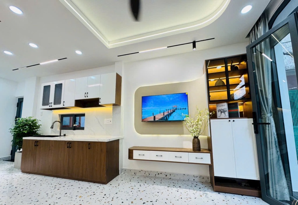 Nhà góc 2 mặt hẻm gần Hàng Xanh, Bình Thạnh, sổ 35m2, 2 tầng đúc, 3PN, chỉ hơn 4 tỷ thương lượng - Ảnh 1
