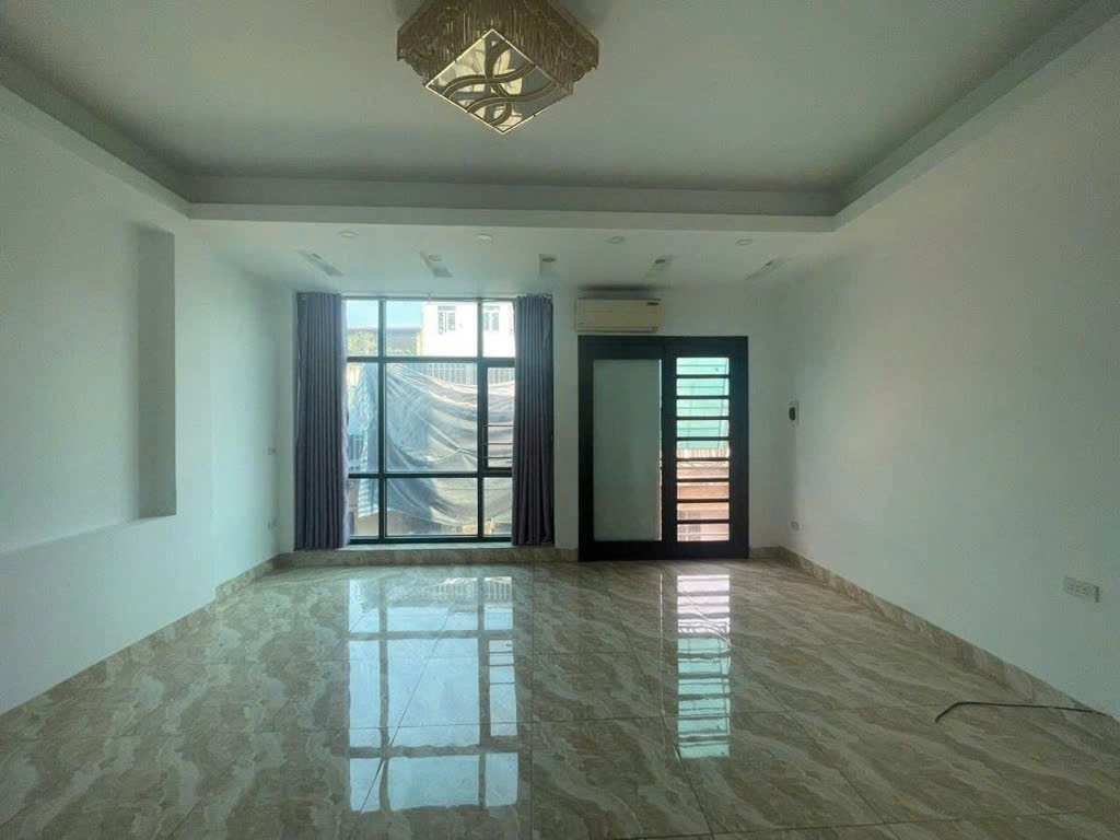 Nhà đẹp Cầu Giấy nhỉnh 10 tỷ, ngõ ô tô, gần mọi tiện ích, xem là chốt - Ảnh 4