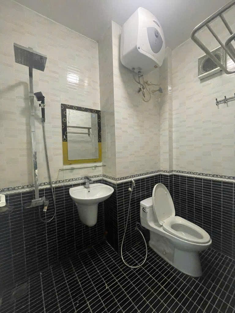 Nhà đẹp Cầu Giấy nhỉnh 10 tỷ, ngõ ô tô, gần mọi tiện ích, xem là chốt - Ảnh 5