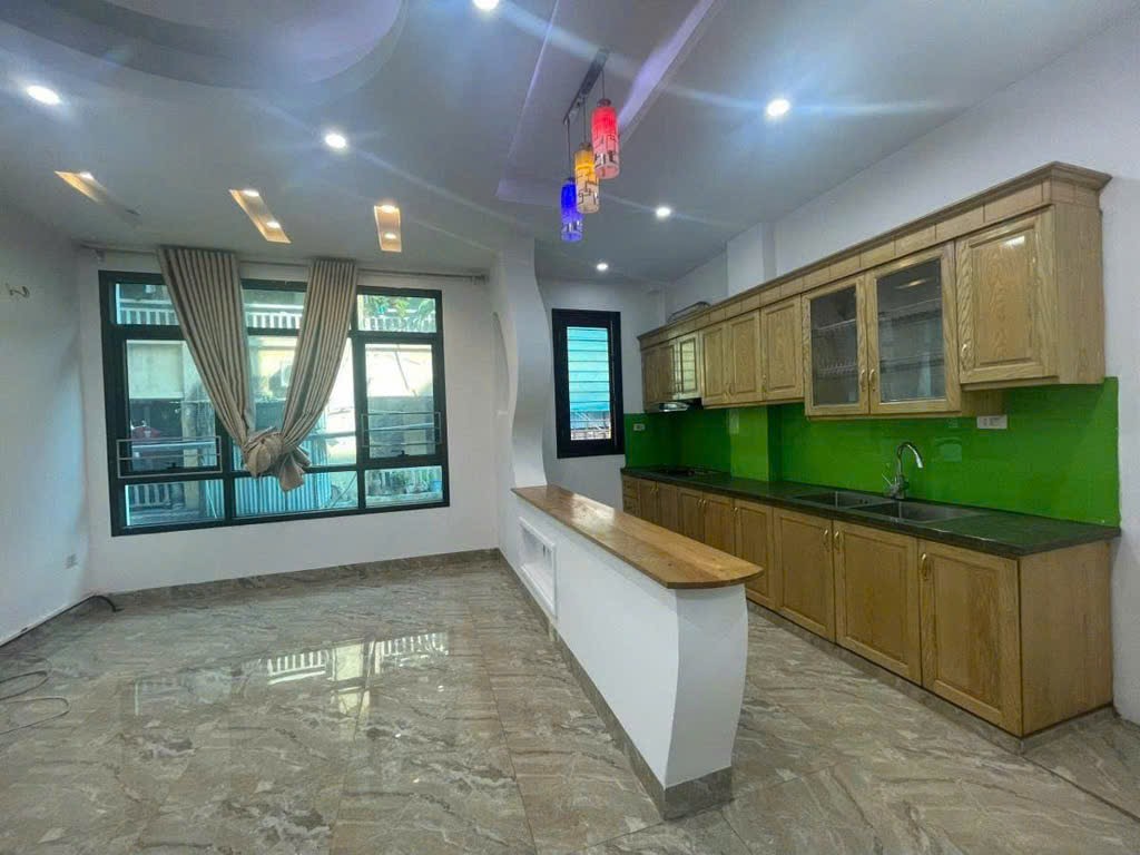 Nhà đẹp Cầu Giấy nhỉnh 10 tỷ, ngõ ô tô, gần mọi tiện ích, xem là chốt - Ảnh 2