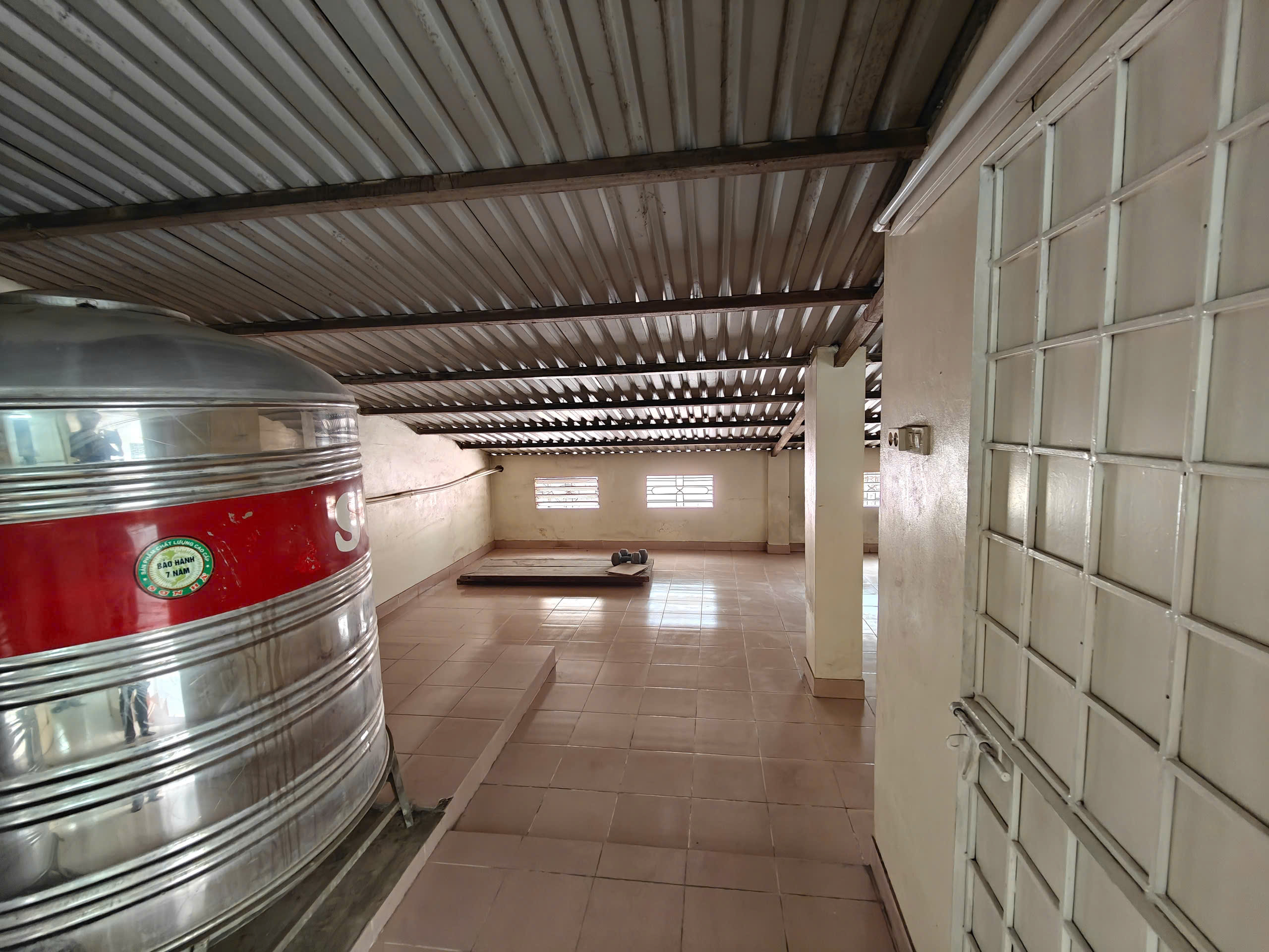 Cho thuê nhà riêng cực rộng, mặt tiền 7m, trung tâm Cầu Giấy. Tổng diện tích sử dụng 480m2 - Ảnh 1
