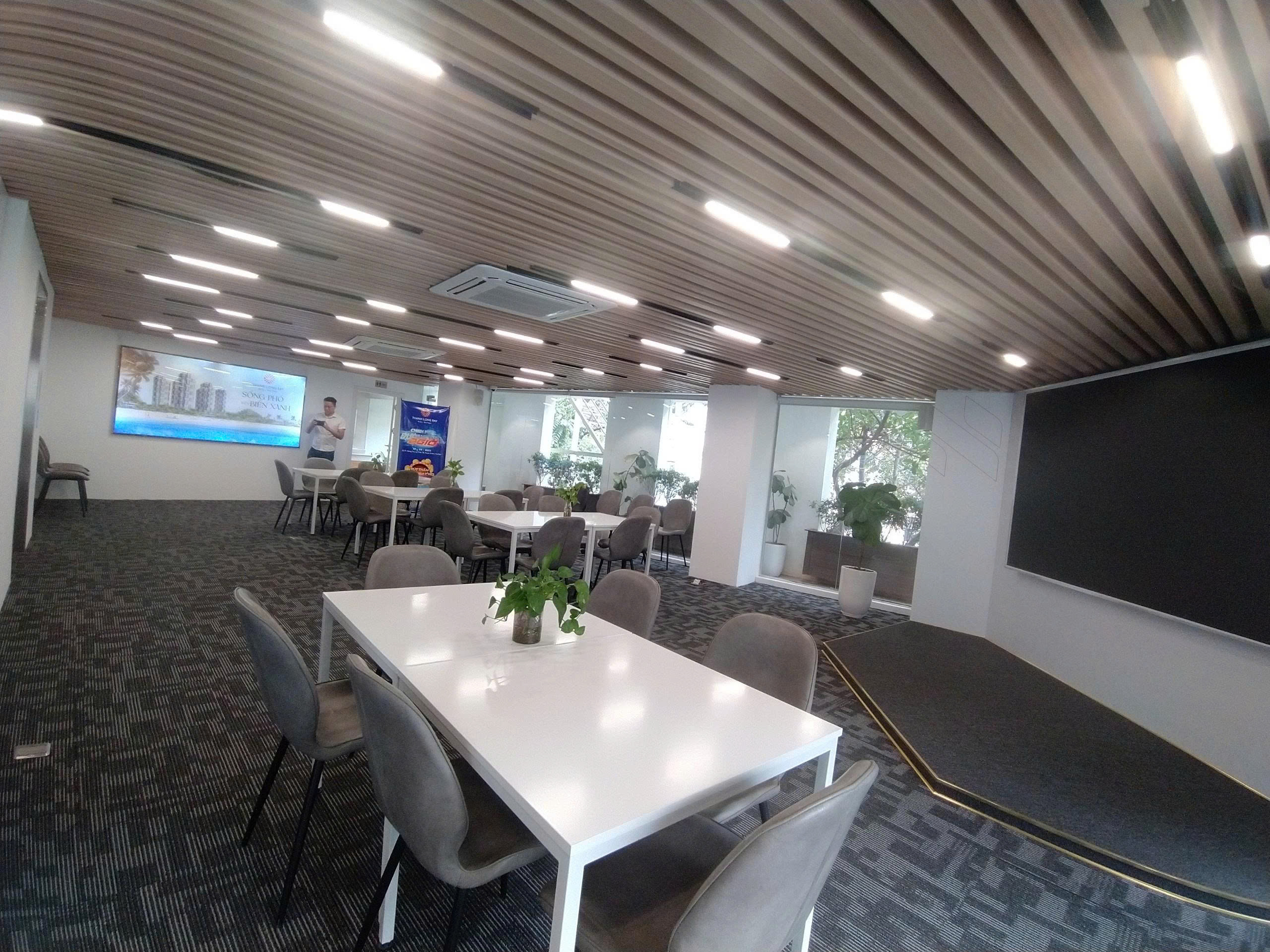 Cho Thuê Văn Phòng 140m² Mặt Phố Trần Thái Tông, Giá Rẻ Nhất, Quận Cầu Giấy - Ảnh chính