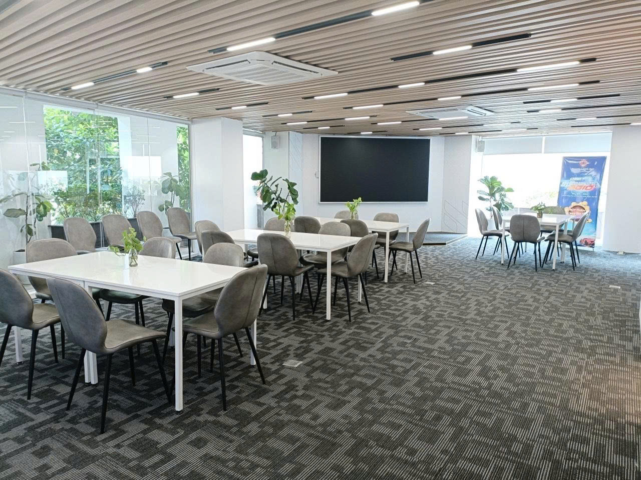 Cho Thuê Văn Phòng 140m² Mặt Phố Trần Thái Tông, Giá Rẻ Nhất, Quận Cầu Giấy - Ảnh 1