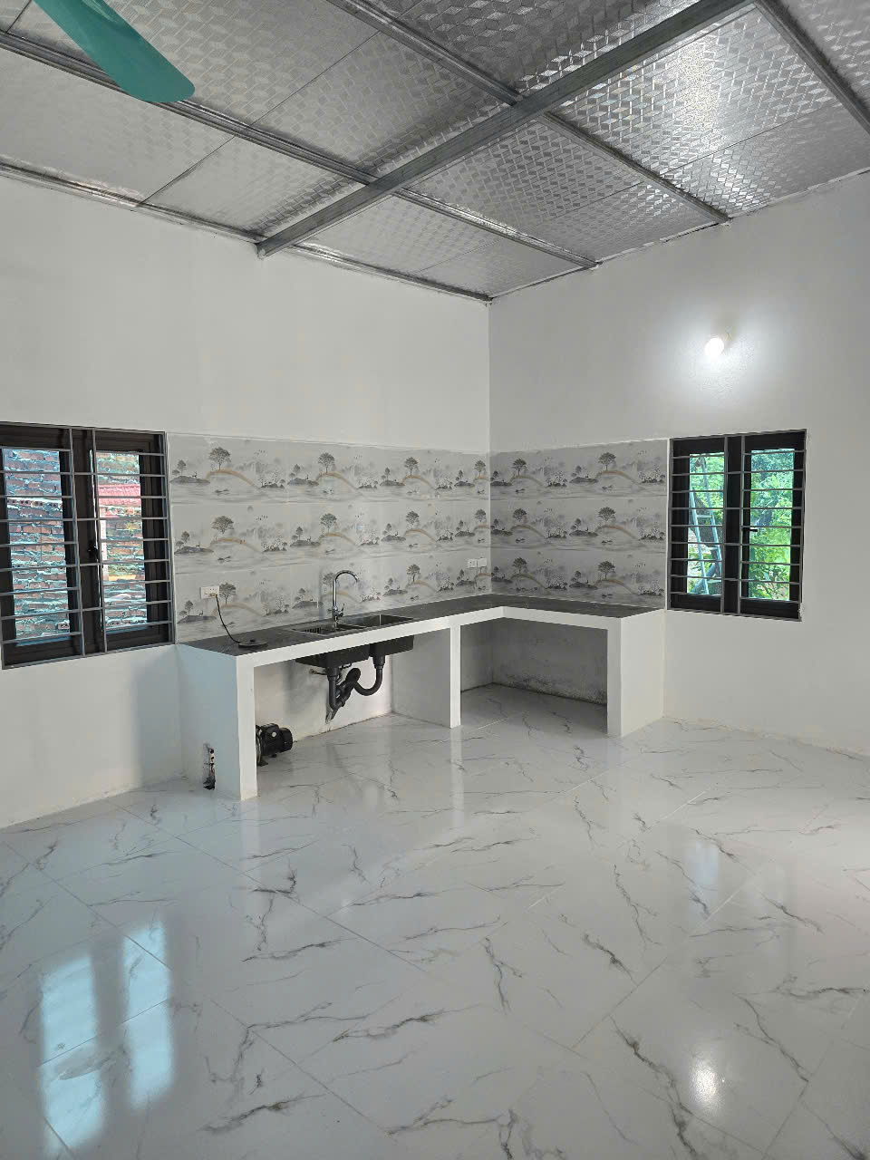 Chính chủ cần bán nhà khuôn viên đẹp bám ao, view núi, tiện cho nghỉ dưỡng - Ảnh 4