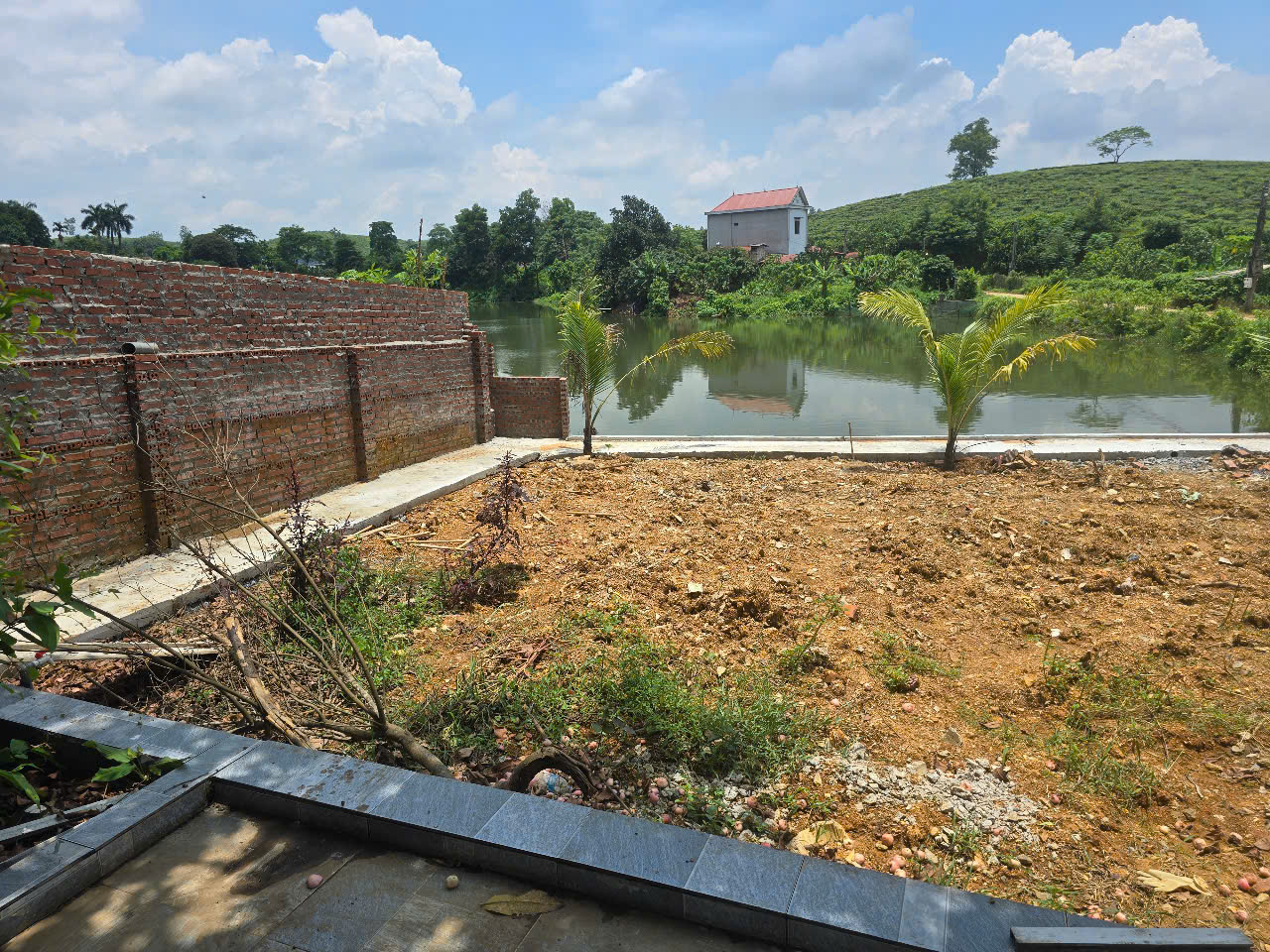 Chính chủ cần bán nhà khuôn viên đẹp bám ao, view núi, tiện cho nghỉ dưỡng - Ảnh chính