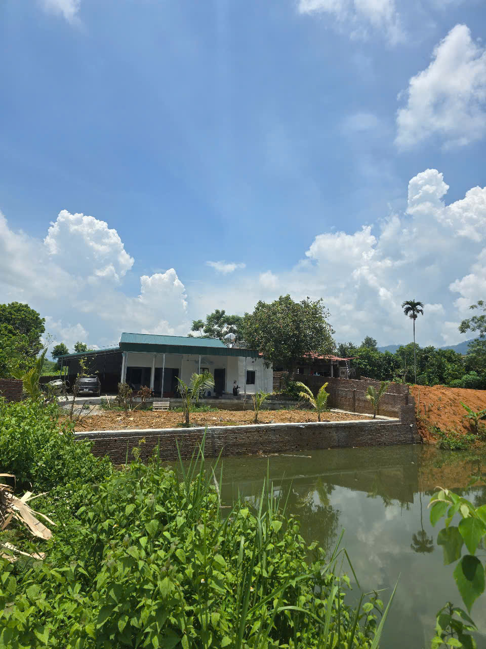 Chính chủ cần bán nhà khuôn viên đẹp bám ao, view núi, tiện cho nghỉ dưỡng - Ảnh 2