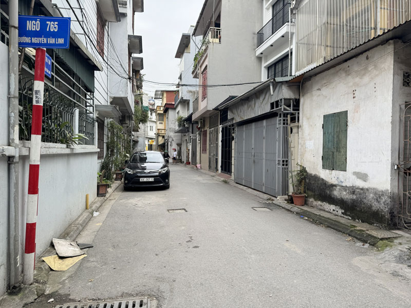 Cần bán 47,4m2 đất tặng nhà 3 tầng cũ tại ngõ 765 Nguyễn Văn Linh. Gần đường Cầu Bây và Cty May 10 - Ảnh chính