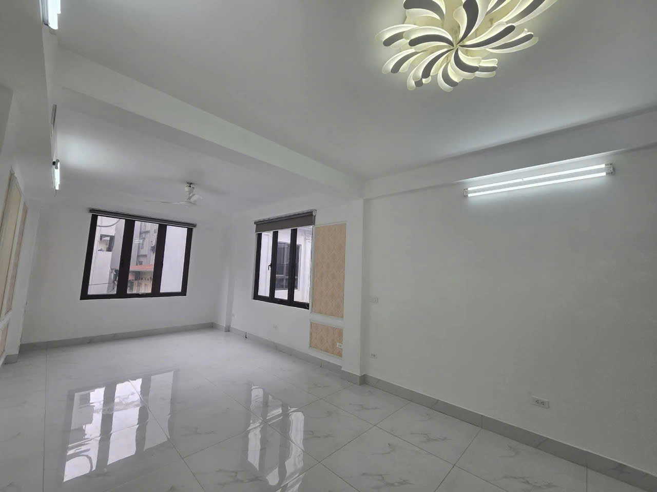Bán nhà cực hiếm -Thang Máy- trung tâm Cầu Giấy, ngõ thông, giá hơn 11 tỷ - Ảnh 2