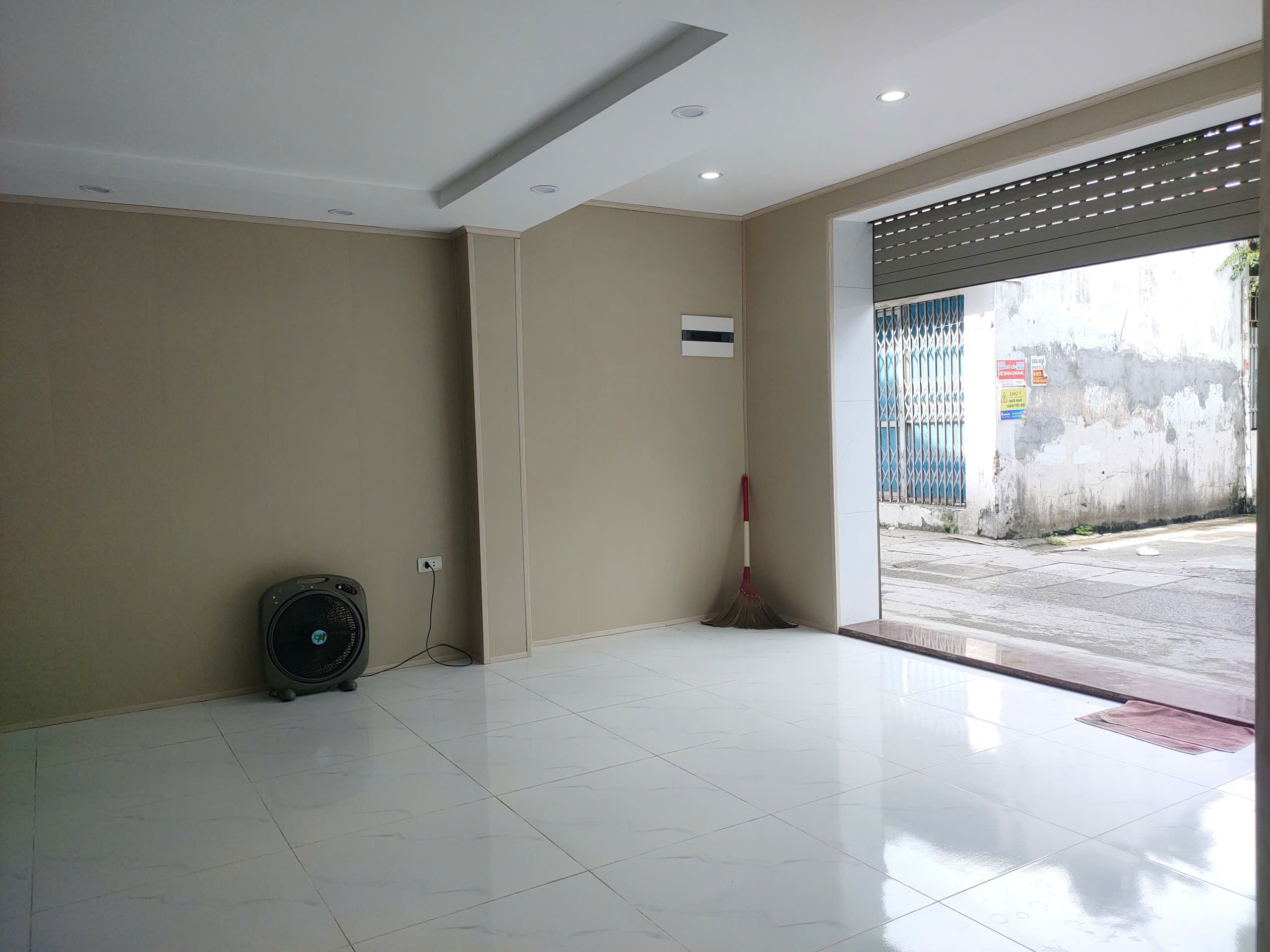 Bán nhà tập thể Tân Mai - Hoàng Mai DTSD 85m full đồ, nhà đẹp giá 5.1 tỷ, gara ô tô - Ảnh 1