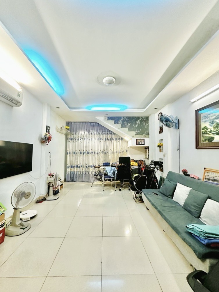 NHÀ B.ÁN - GIÁP PHẠM VĂN ĐỒNG & CHỈ 6 PHÚT RA SÂN BAY TSN - 64M² - SÁT MẶT TIỀN - 2 TẦNG  NHỈNH 6 TỶ - Ảnh 1
