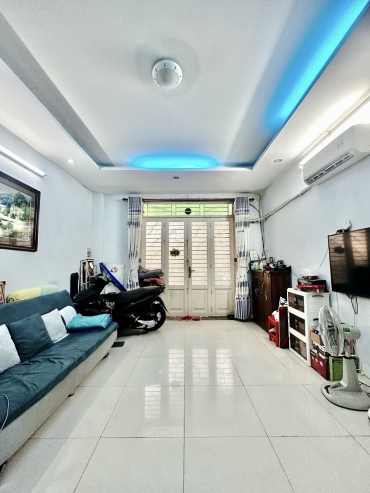NHÀ B.ÁN - GIÁP PHẠM VĂN ĐỒNG & CHỈ 6 PHÚT RA SÂN BAY TSN - 64M² - SÁT MẶT TIỀN - 2 TẦNG  NHỈNH 6 TỶ - Ảnh 2