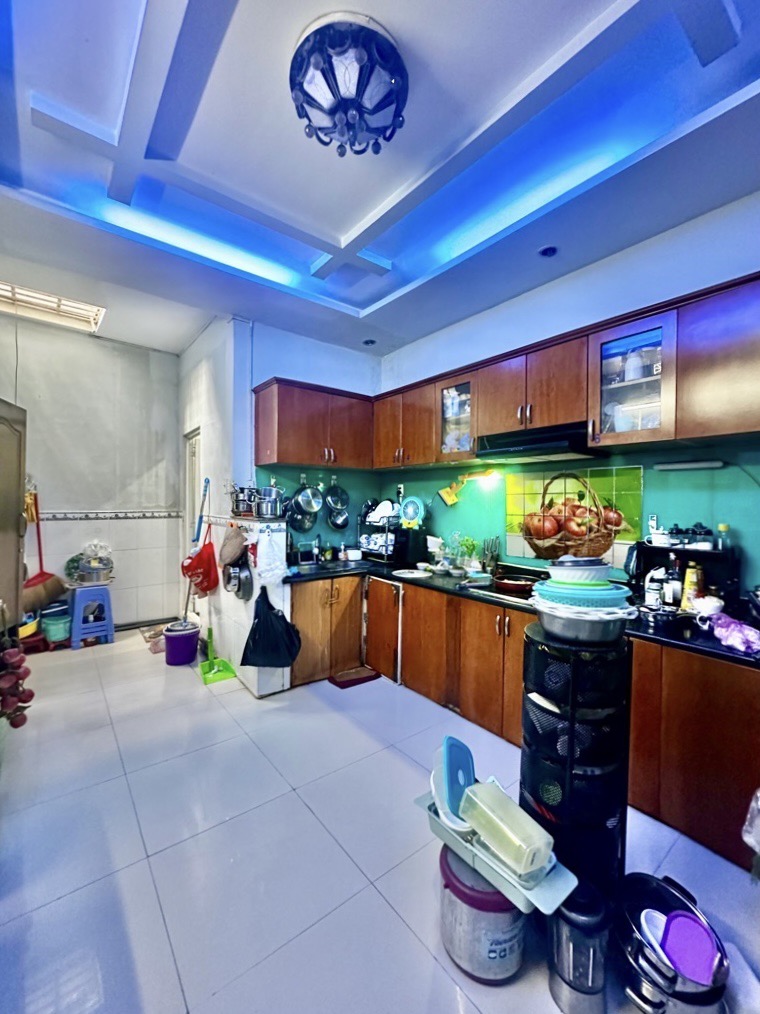 NHÀ B.ÁN - GIÁP PHẠM VĂN ĐỒNG & CHỈ 6 PHÚT RA SÂN BAY TSN - 64M² - SÁT MẶT TIỀN - 2 TẦNG  NHỈNH 6 TỶ - Ảnh 3