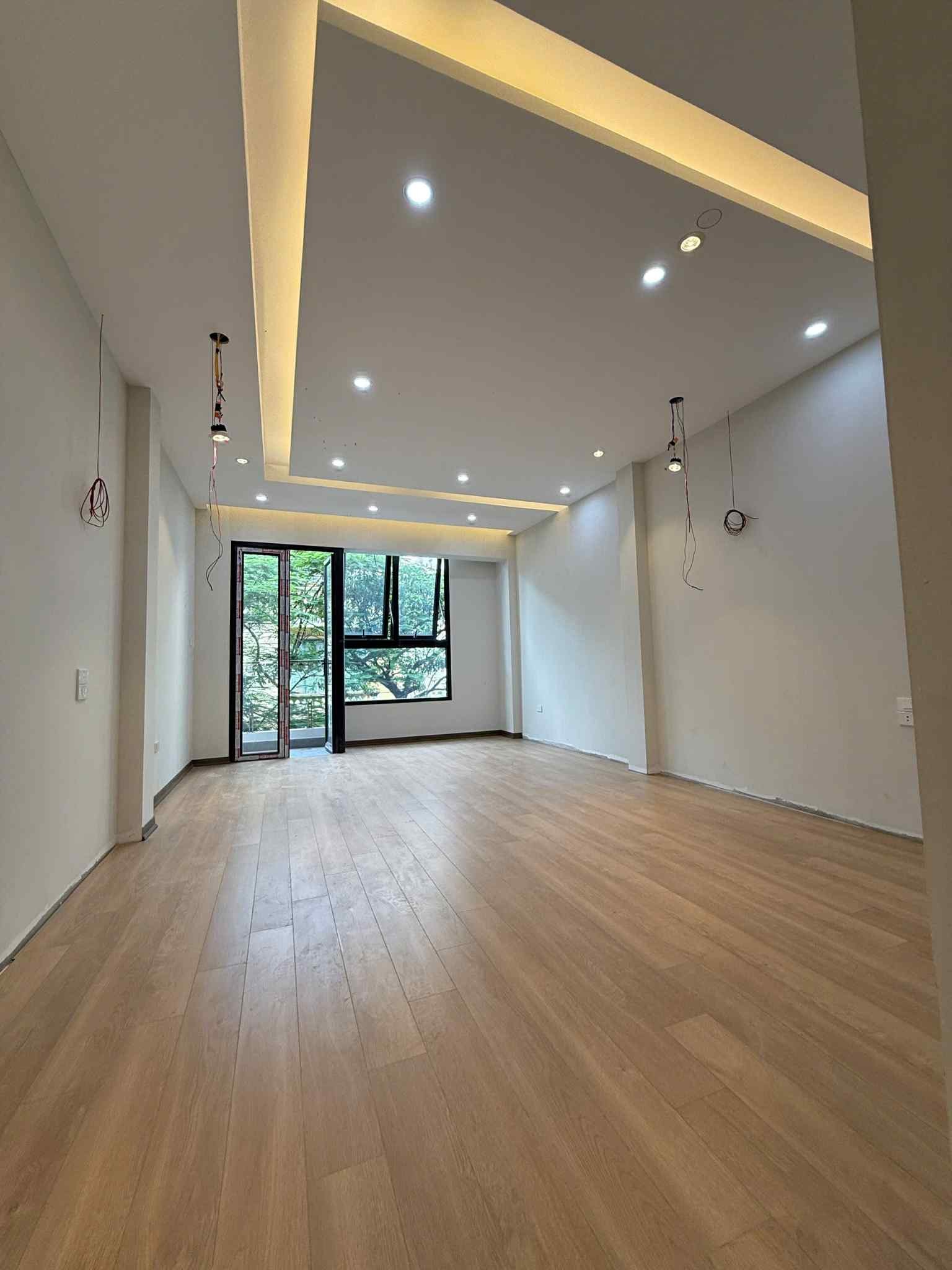 CỰC HIẾM-Ôtô Tránh Phố Hoàng Cầu 62/70m, 5Tầng,MT 4m 27.9 Tỷ, Ngõ thông, KD đỉnh - Ảnh 1