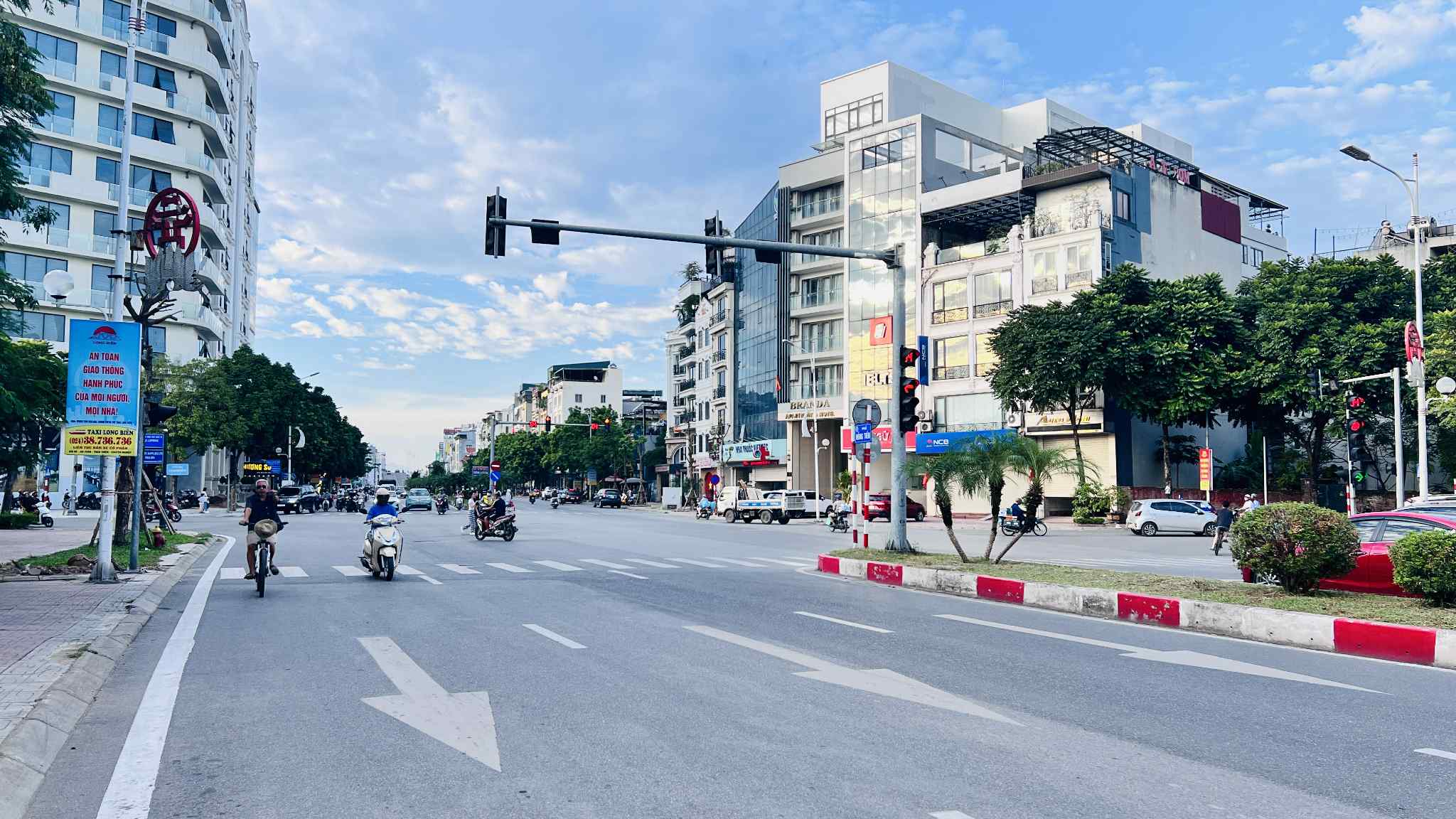 bán nhà mặt phố Hồng Tiến, 94m x 6tầng, mặt tiền 7m, 2 mặt thoáng, thang máy, vỉa hè, kinh doanh - Ảnh chính
