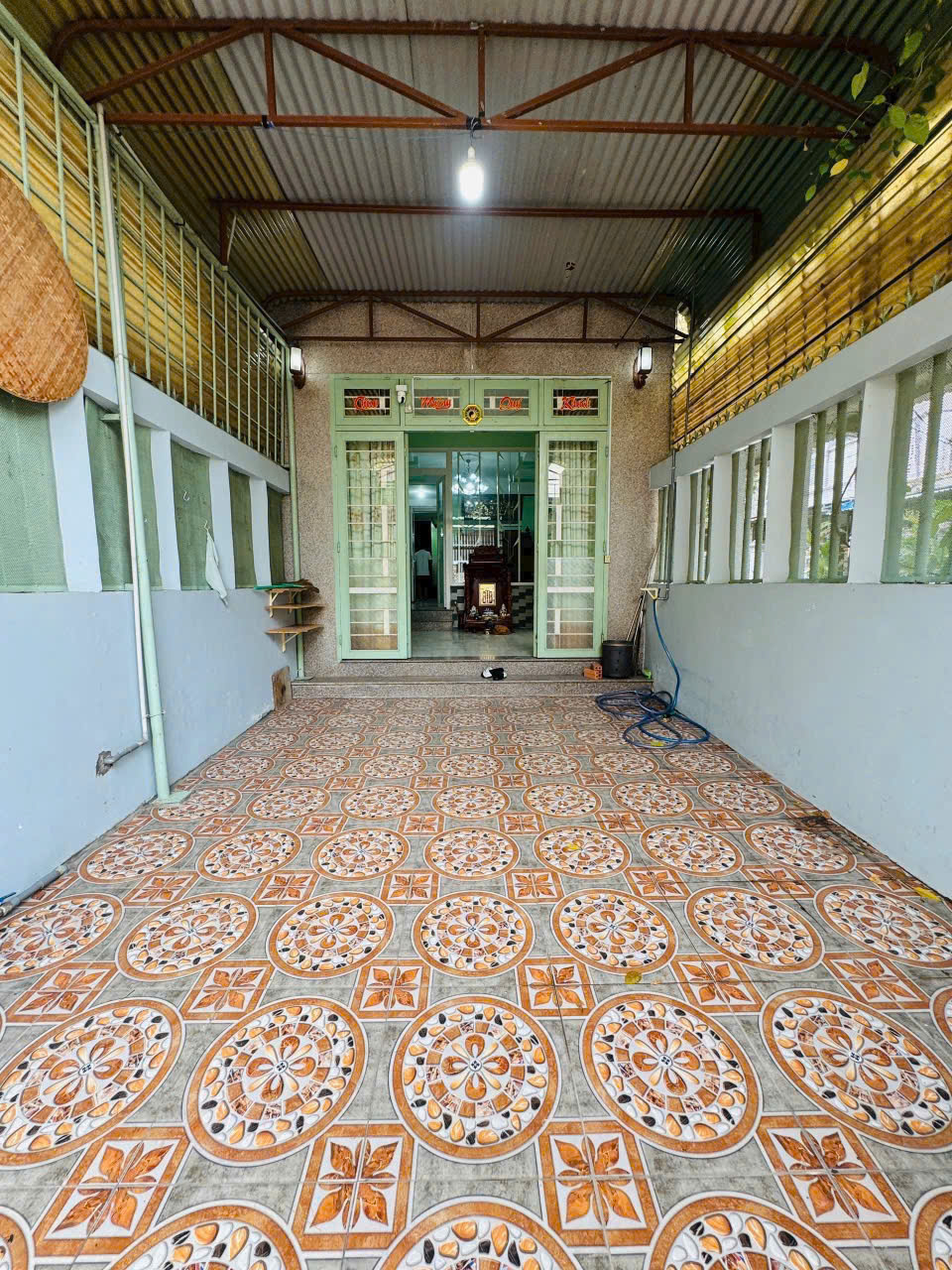 Bán nhà lầu góc 2 mặt tiền, KDC chợ Phú Thọ, đường nhựa 7m, chỉ 4,2 tỷ - Ảnh chính