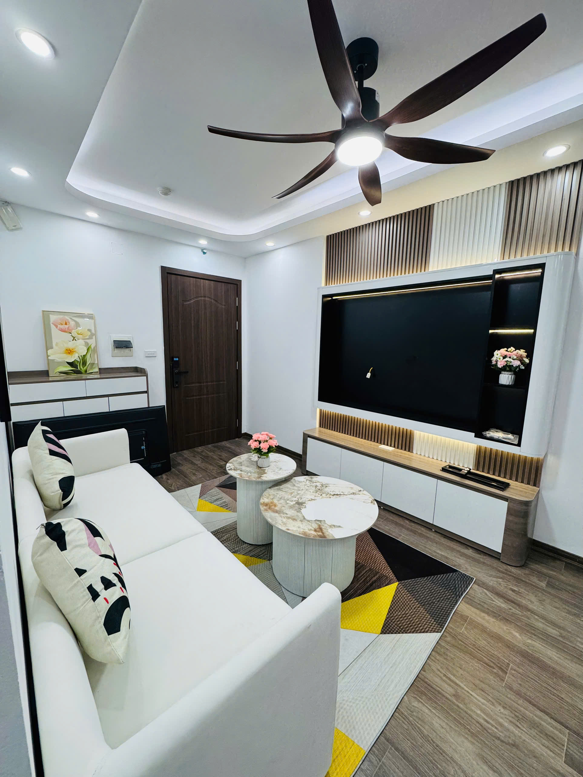 Bán căn hộ chung cư VP5 Linh Đàm, số đỏ 62m2, 2 ngủ full nội thất giá chỉ nhỉnh 4.1 tỷ - Ảnh chính