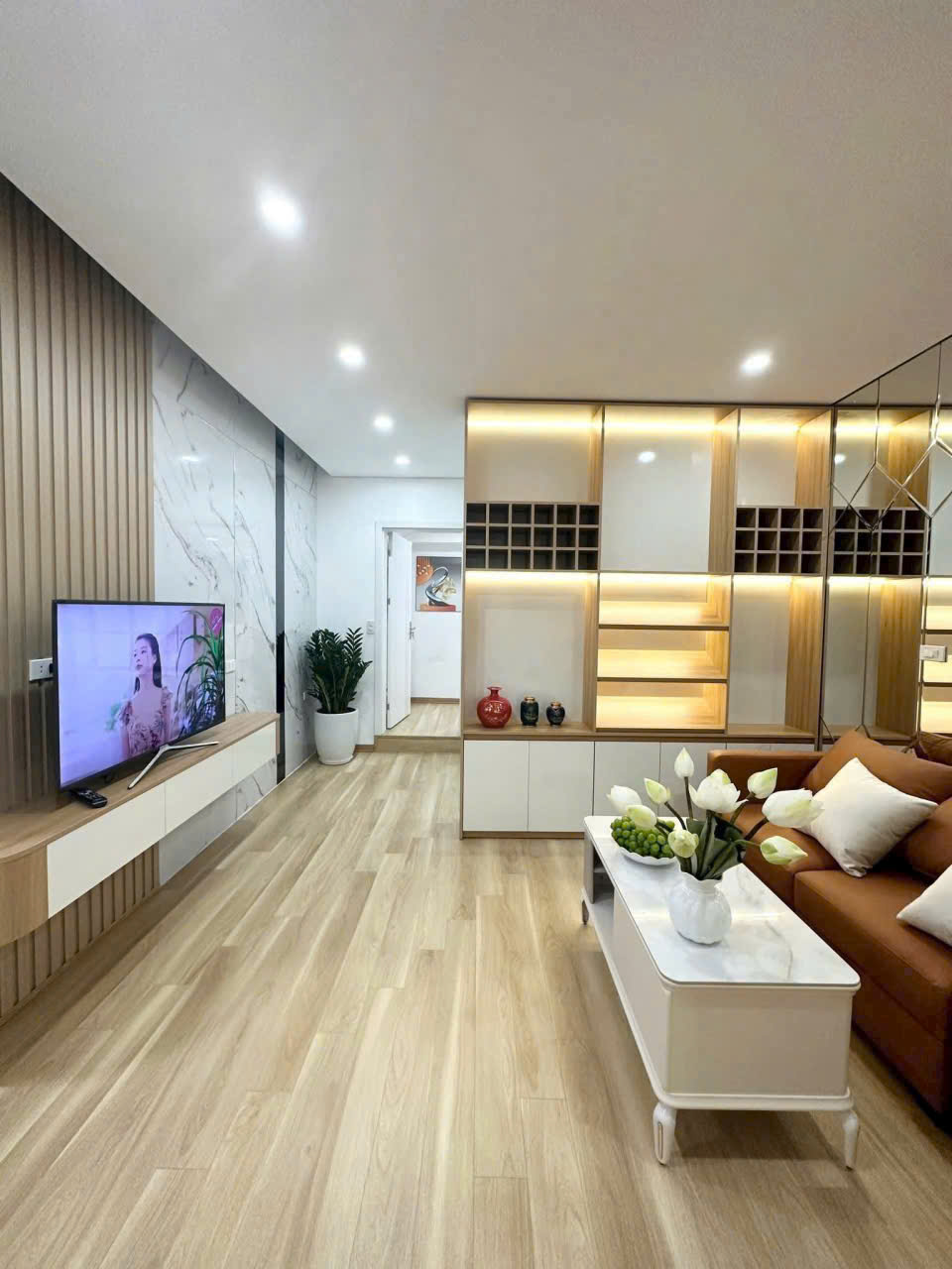 Căn tập thể phố Thọ Lão Hai Bà Trưng dt 120m2 giá chỉ có 2,25 tỷ nhà đẹp long lanh - Ảnh 2