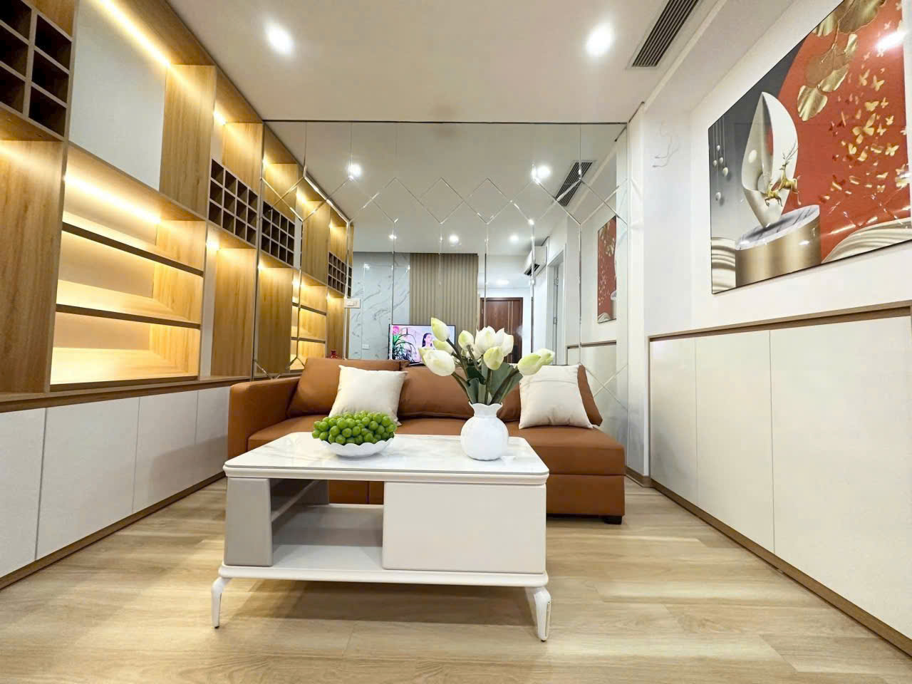 Căn tập thể phố Thọ Lão Hai Bà Trưng dt 120m2 giá chỉ có 2,25 tỷ nhà đẹp long lanh - Ảnh 1