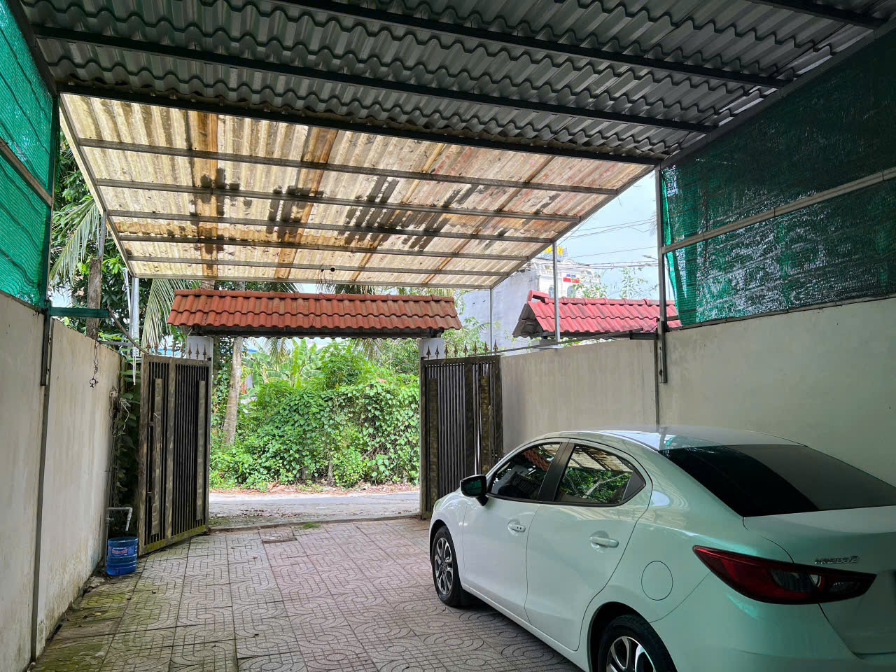 Nhà 7 triệu 2 phòng ngủ rộng 180m2 full nội thất sân đậu ô tô - Ảnh 2