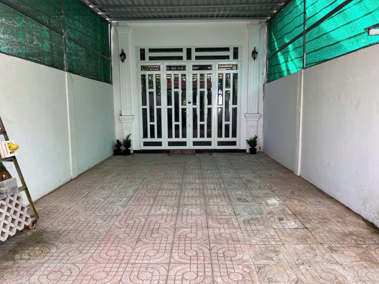 Nhà 7 triệu 2 phòng ngủ rộng 180m2 full nội thất sân đậu ô tô - Ảnh chính