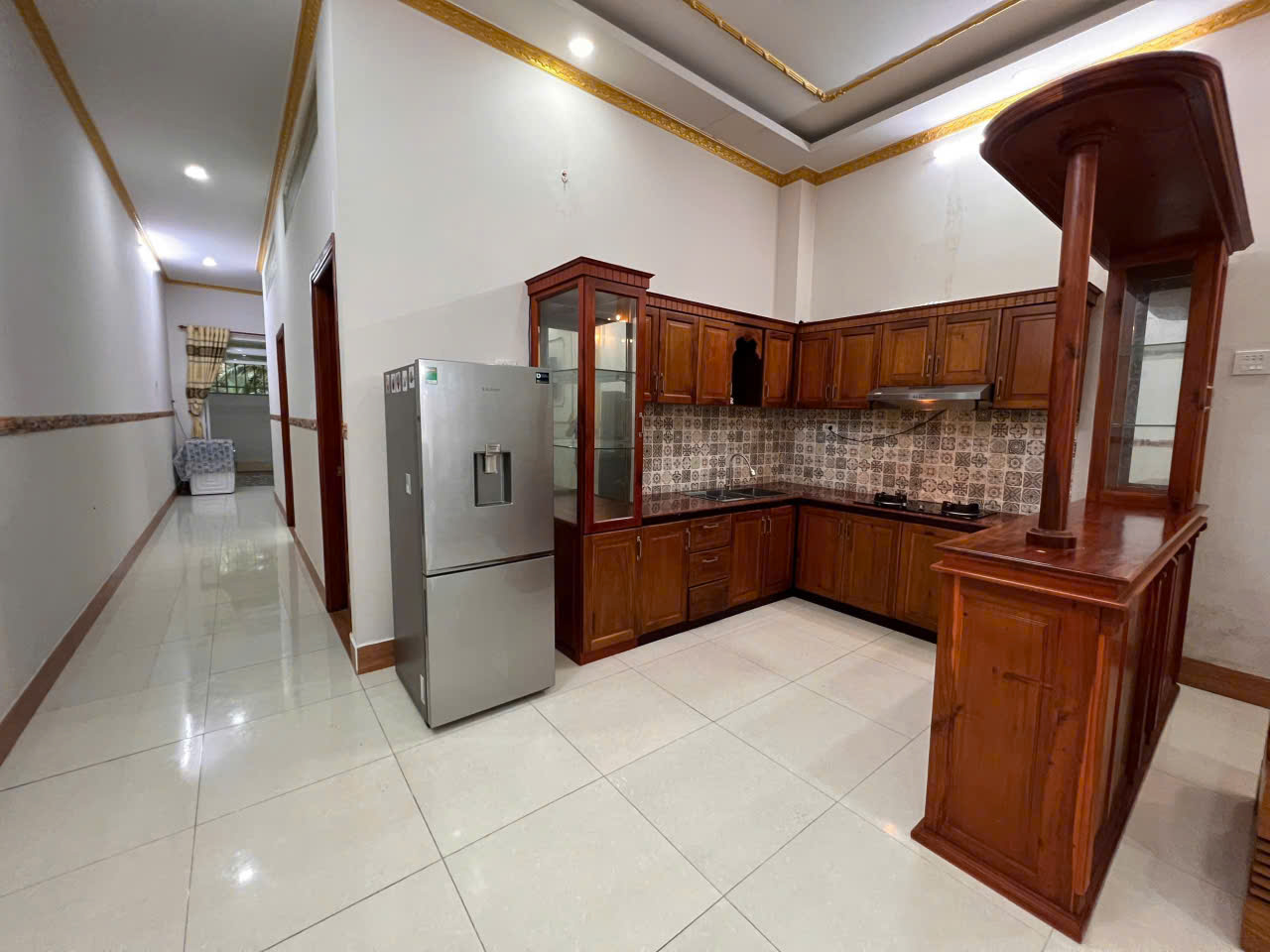 Nhà 7 triệu 2 phòng ngủ rộng 180m2 full nội thất sân đậu ô tô - Ảnh 3