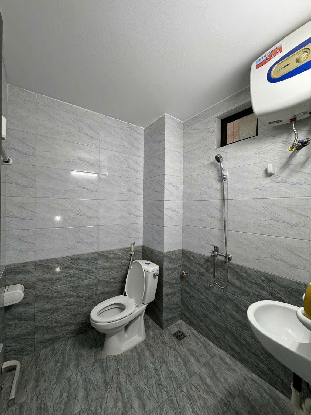 NHÀ CẦU GIẤY – 5 TẦNG – NỞ HẬU – CÁCH PHỐ 12M – GIÁ 9.8 TỶ - Ảnh 2