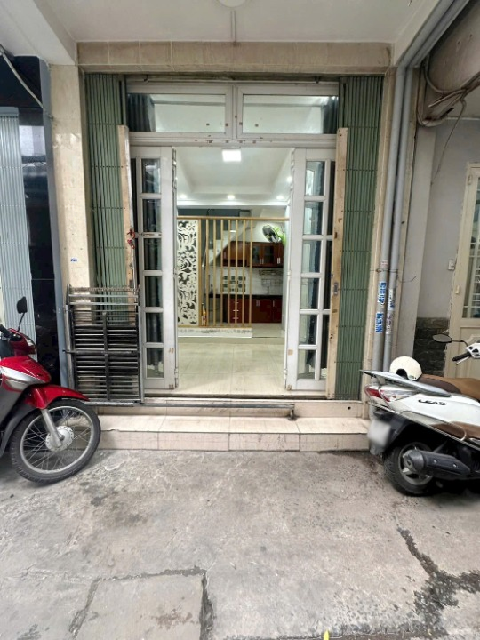 Nhà mới 3 tầng nở hậu L hẻm 875 đường Trần Hưng Đạo P1Q5. Giá: 4.68 tỷ - Ảnh 1