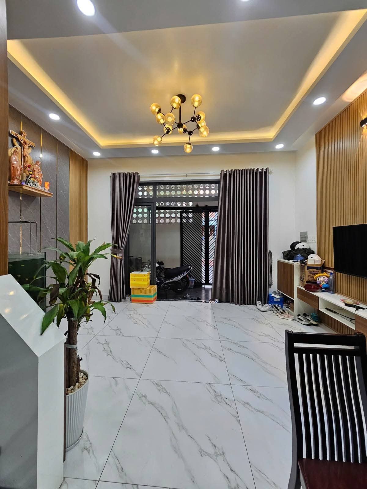 NHÀ ĐẸP LÊ ĐỨC THỌ GV - CĂN GÓC 2 MẶT TIỀN - Ô TÔ SÁT NHÀ - GẦN + ST LOTTE NG.V.LƯỢNG - 70M²(5×14) - 2 TẦNG CHỈ HƠN 5 TỶ - Ảnh 1