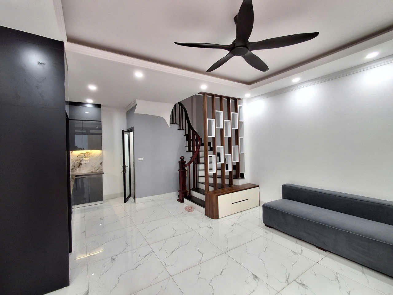 🏡 BÁN NHÀ SIÊU PHẨM GIA THỤY – LONG BIÊN 5 TẦNG THANG MÁY – FULL NỘI THẤT – CHỈ 7.8 TỶ<br>📍 Trung - Ảnh chính