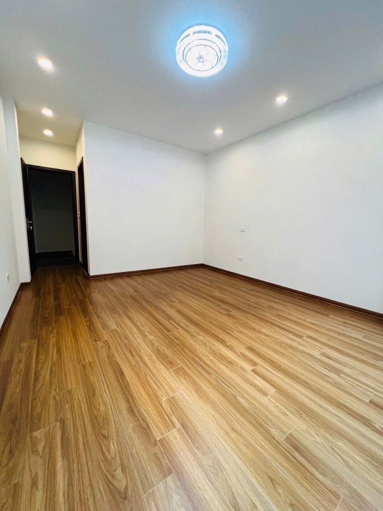 LẠC LONG QUÂN DT 72M X 5 TẦNG MẶT TIỀN 6,5M NGÕ 3M GIÁ 11,5 TỶ - Ảnh 2
