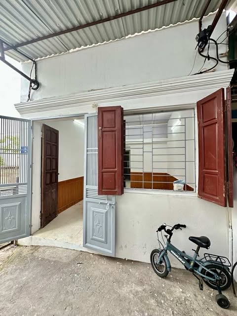 mặt ngõ rộng, cách mặt phố Đại Cát 30m, bãi ô tô xung quanh nhà. - Ảnh 1
