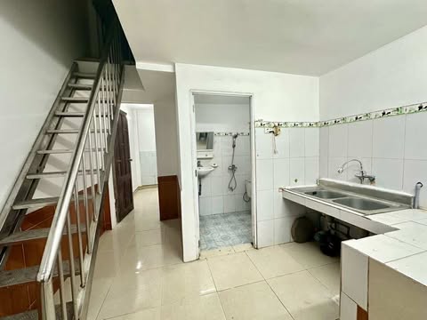mặt ngõ rộng, cách mặt phố Đại Cát 30m, bãi ô tô xung quanh nhà. - Ảnh 3