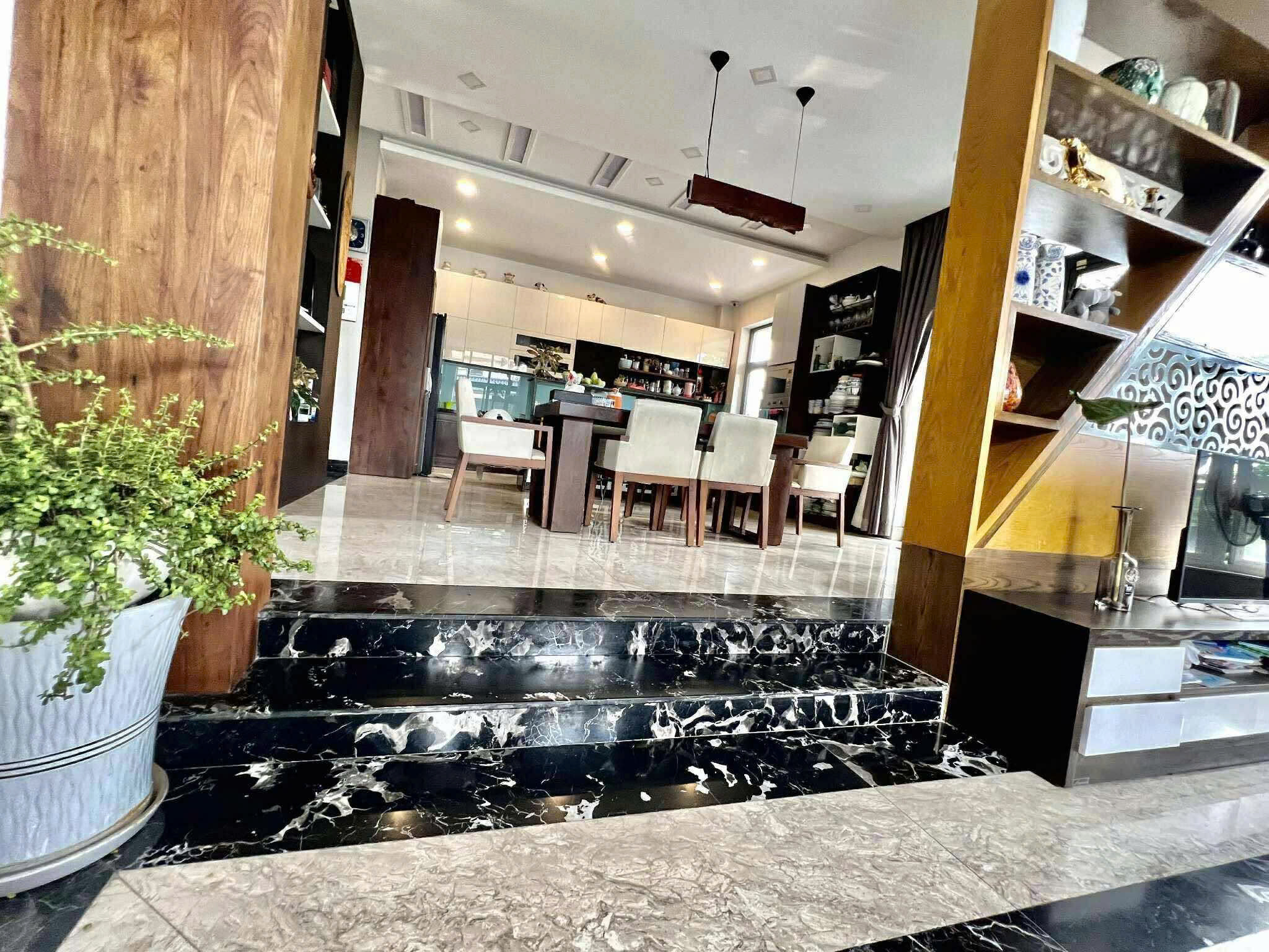 Giảm 8 tỷ, Bán nhà Biệt thự 2 Mặt tiền Thạnh Lộc - Hà Huy Giáp, 28x20m, 4 Tầng, 6PN, 36 tỷ. - Ảnh 1