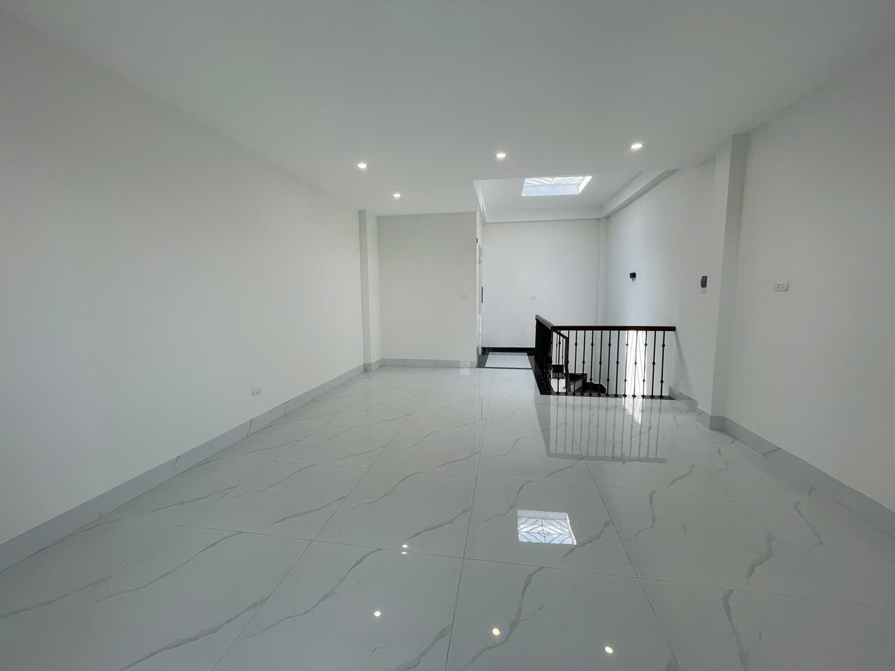 Bán nhà Ngọc Thụy  Gara để 2 ô tô <br>Diện tích 64m², mặt tiền 5m, giá hơn 17 tỷ.Gara để 2 ô tô. - Ảnh 1