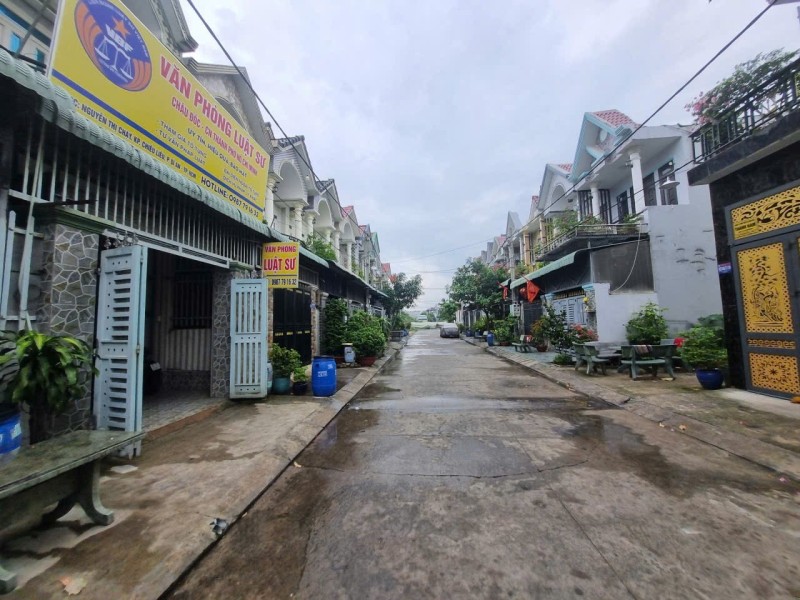 Bán nhà 2 Tầng DĩAn,SHR đường 2 xe hơi thông,gần chợ Tân Long - Ảnh 4