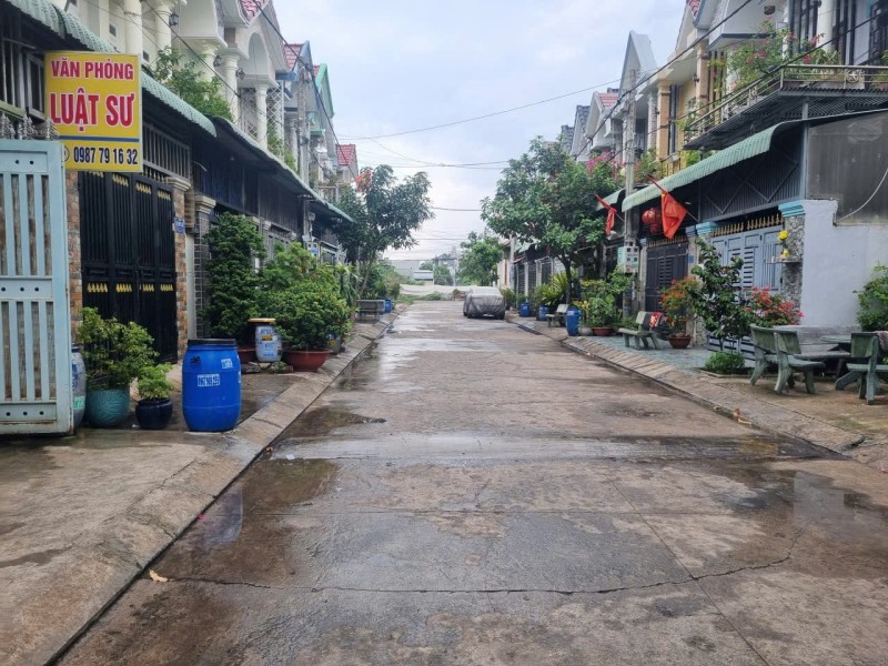 Bán nhà 2 Tầng DĩAn,SHR đường 2 xe hơi thông,gần chợ Tân Long - Ảnh 1