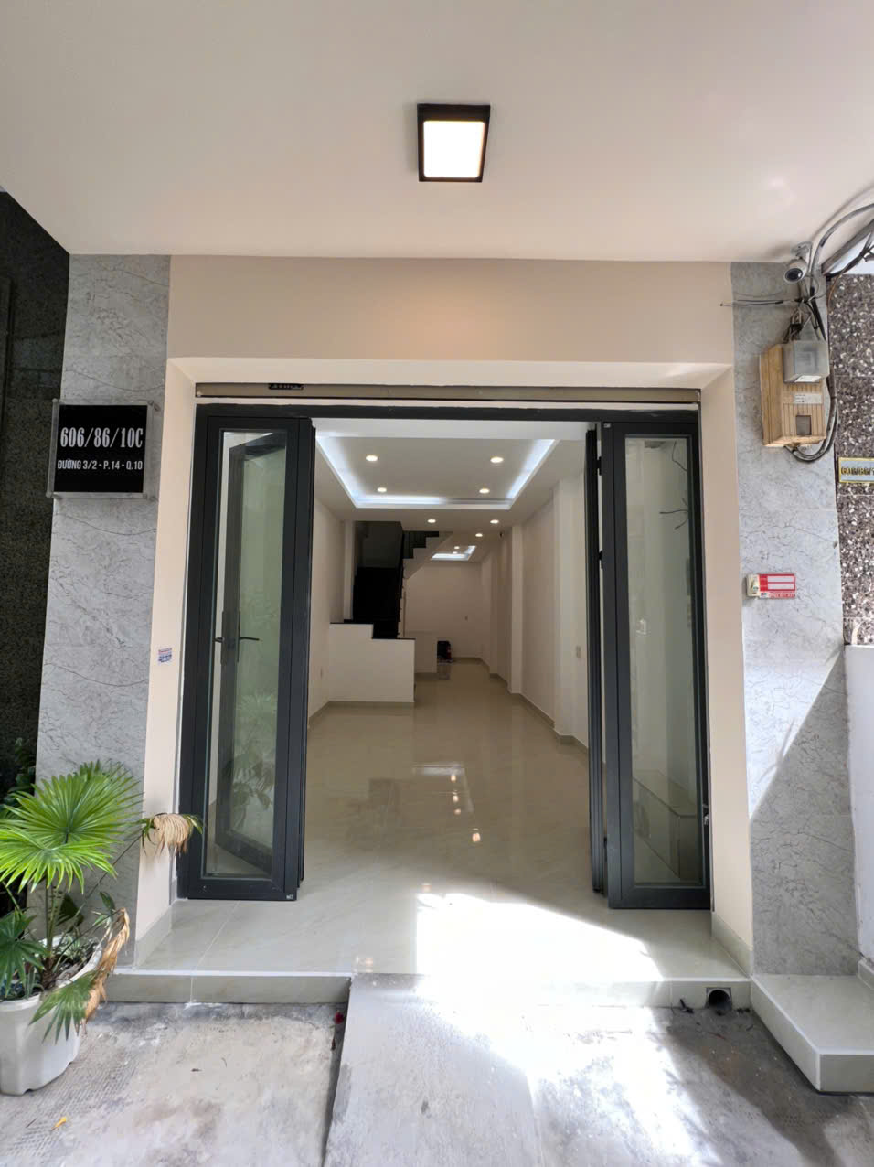 Bán nhà đúc 2 lầu hẻm 606 Đường 3 Tháng 2, P14 Q10 ngay trung tâm SG - Ảnh chính
