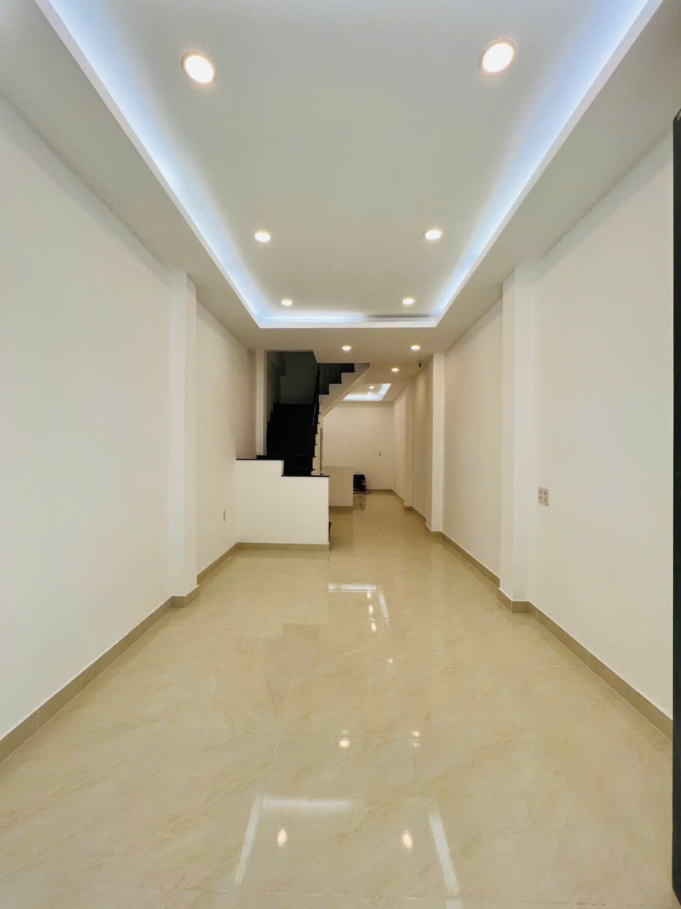 Bán nhà đúc 2 lầu hẻm 606 Đường 3 Tháng 2, P14 Q10 ngay trung tâm SG - Ảnh 1