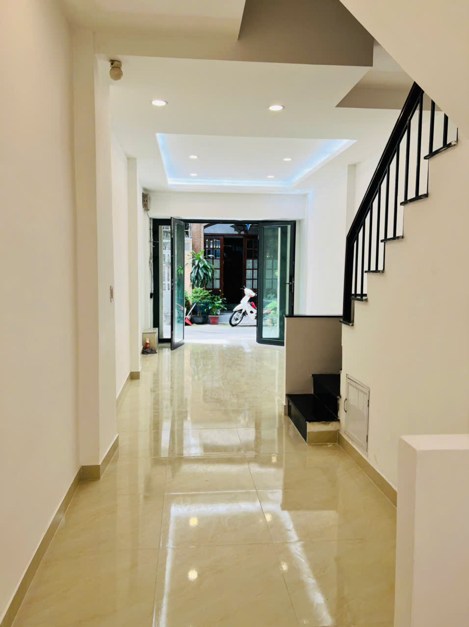 Bán nhà đúc 2 lầu hẻm 606 Đường 3 Tháng 2, P14 Q10 ngay trung tâm SG - Ảnh 2