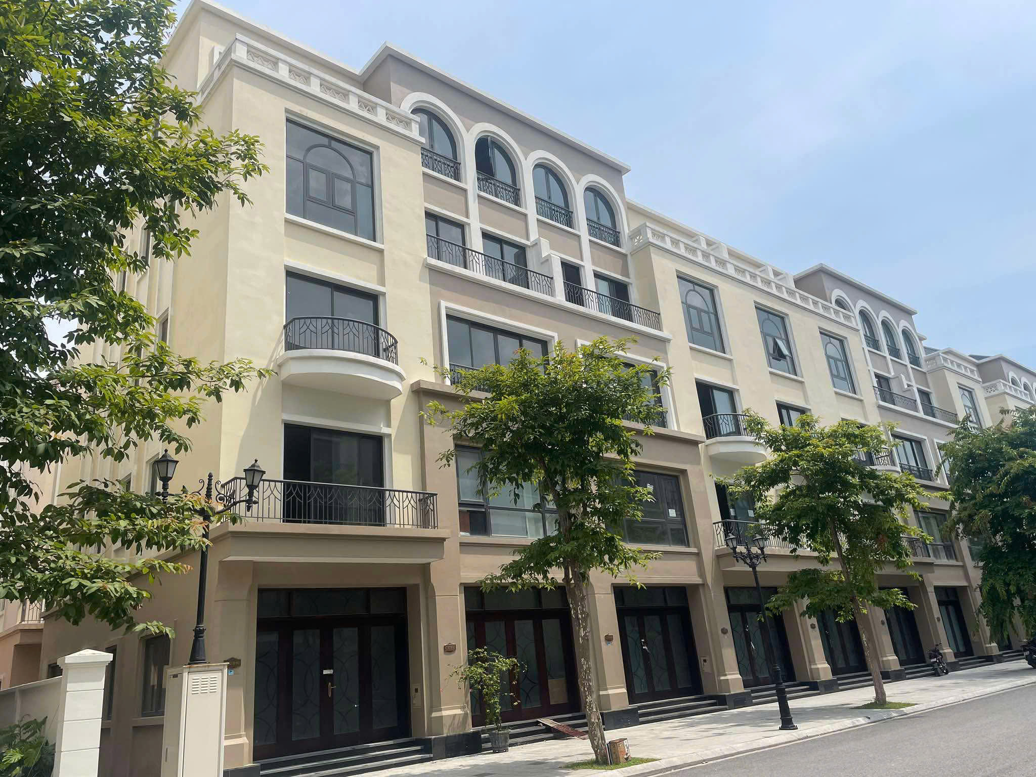 LK xẻ khe 105m2 hoàn thiện 2 tầng - Trục đường 20m - Giá RẺ nhất Vinhomes Ocean Park 2 - Ảnh 1