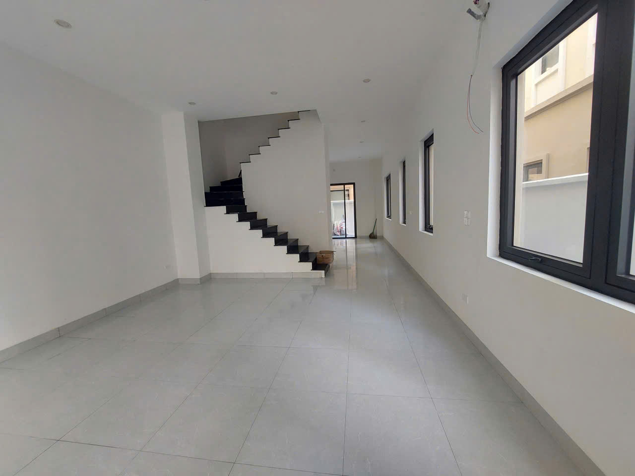 LK xẻ khe 105m2 hoàn thiện 2 tầng - Trục đường 20m - Giá RẺ nhất Vinhomes Ocean Park 2 - Ảnh 3