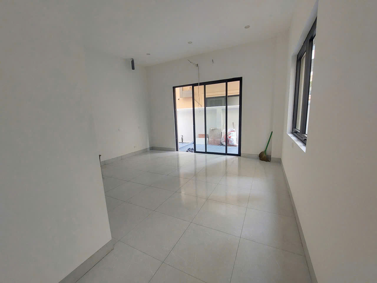 LK xẻ khe 105m2 hoàn thiện 2 tầng - Trục đường 20m - Giá RẺ nhất Vinhomes Ocean Park 2 - Ảnh 4