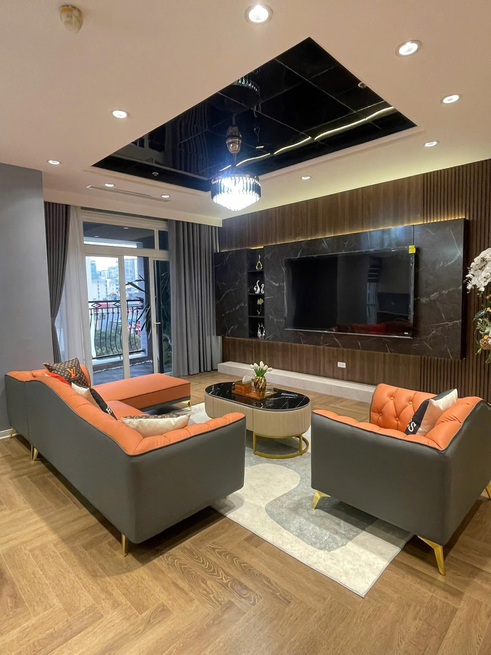 Bán Căn Hộ Cao Cấp Royal City R2 – 181m² – Tầng Thấp – 4PN – Ban Công Tây Nam – Đông Nam - Ảnh chính