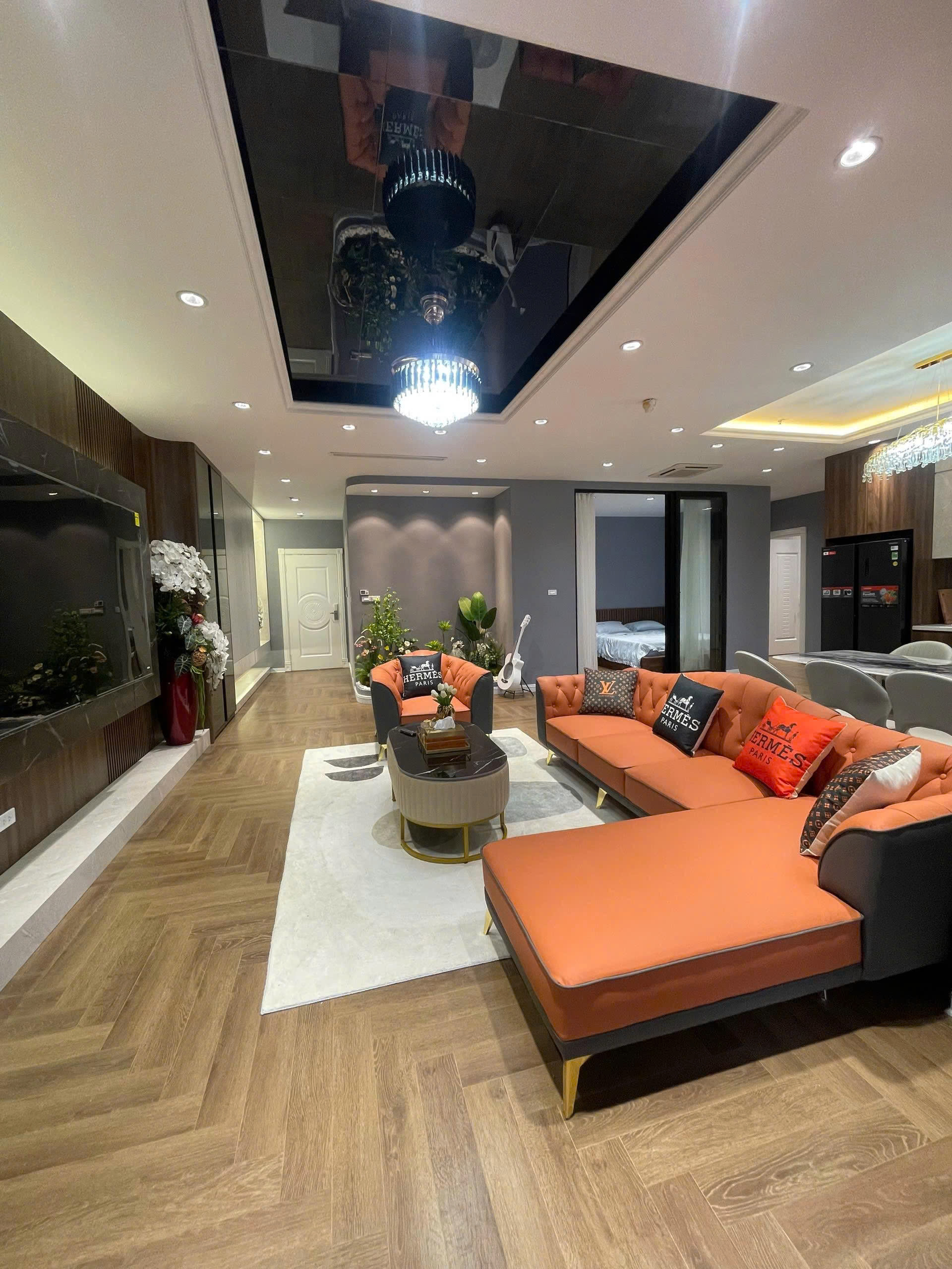 Bán Căn Hộ Cao Cấp Royal City R2 – 181m² – Tầng Thấp – 4PN – Ban Công Tây Nam – Đông Nam - Ảnh 1
