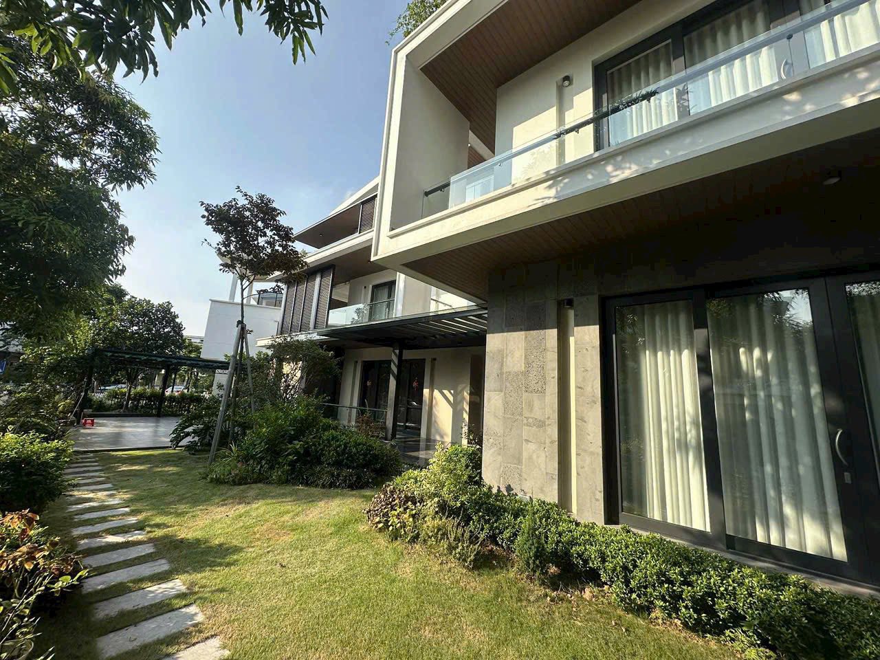 Cho thuê căn biệt thự siêu rộng Ecopark HD, dt đất hơn 500m2, 3 tầng, 5 ngủ, lô góc đẹp - Ảnh chính