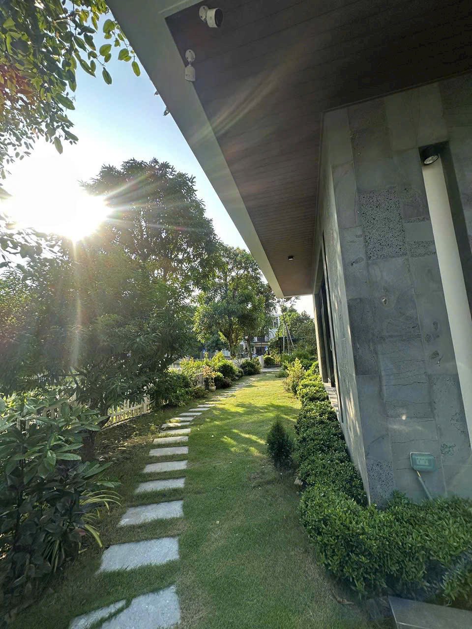 Cho thuê căn biệt thự siêu rộng Ecopark HD, dt đất hơn 500m2, 3 tầng, 5 ngủ, lô góc đẹp - Ảnh 1