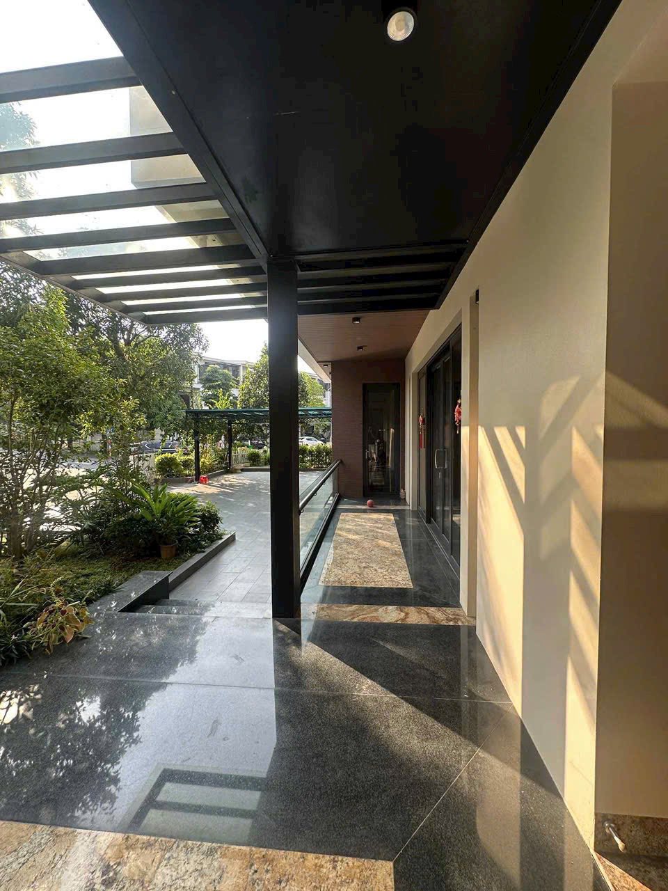 Cho thuê căn biệt thự siêu rộng Ecopark HD, dt đất hơn 500m2, 3 tầng, 5 ngủ, lô góc đẹp - Ảnh 3