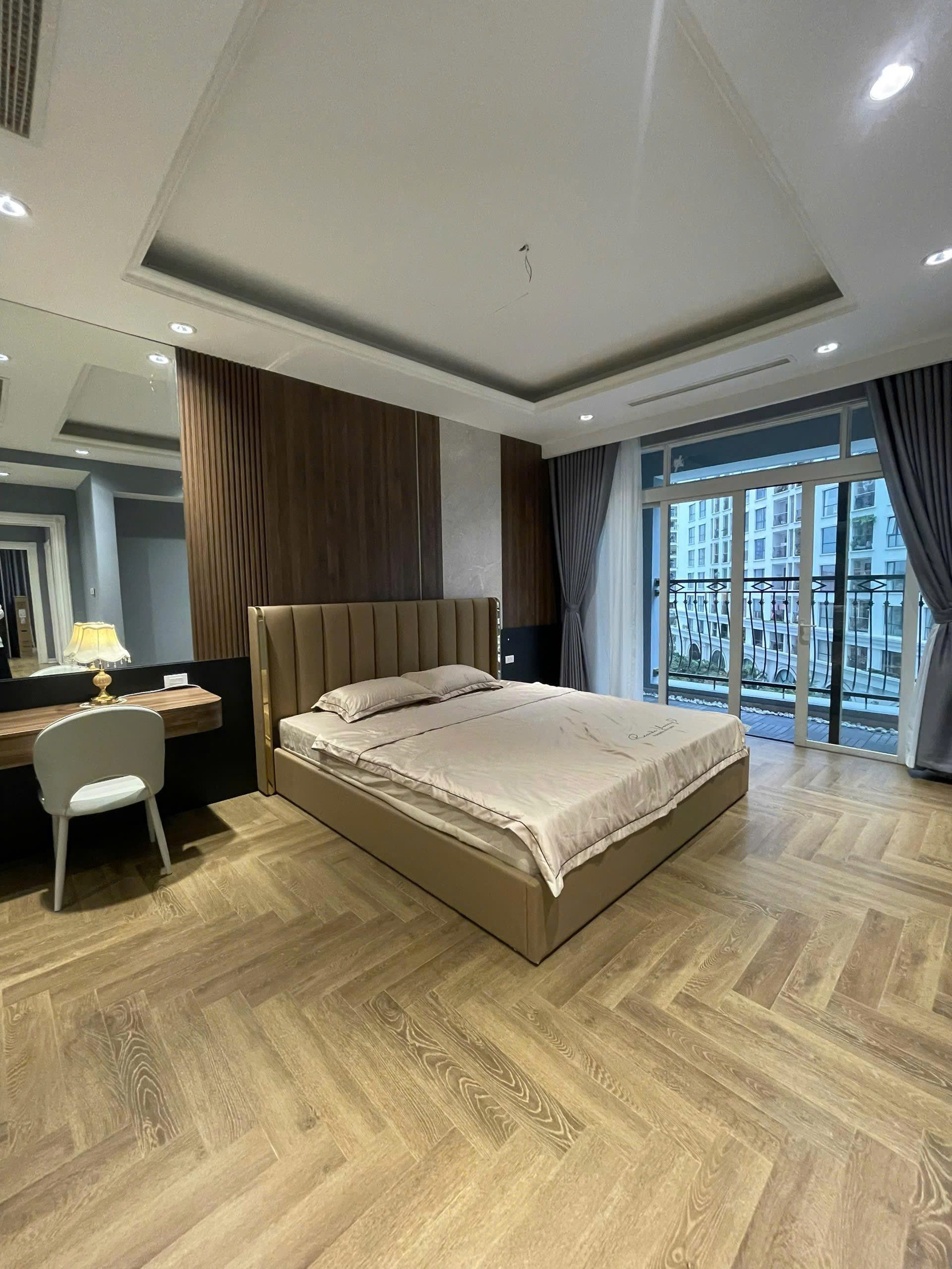 Bán Căn Hộ  Royal City 130m² – 2PN Rộng Rãi – View Đẹp – Tầng Cao – Hướng  Mát Mẻ - Ảnh 4