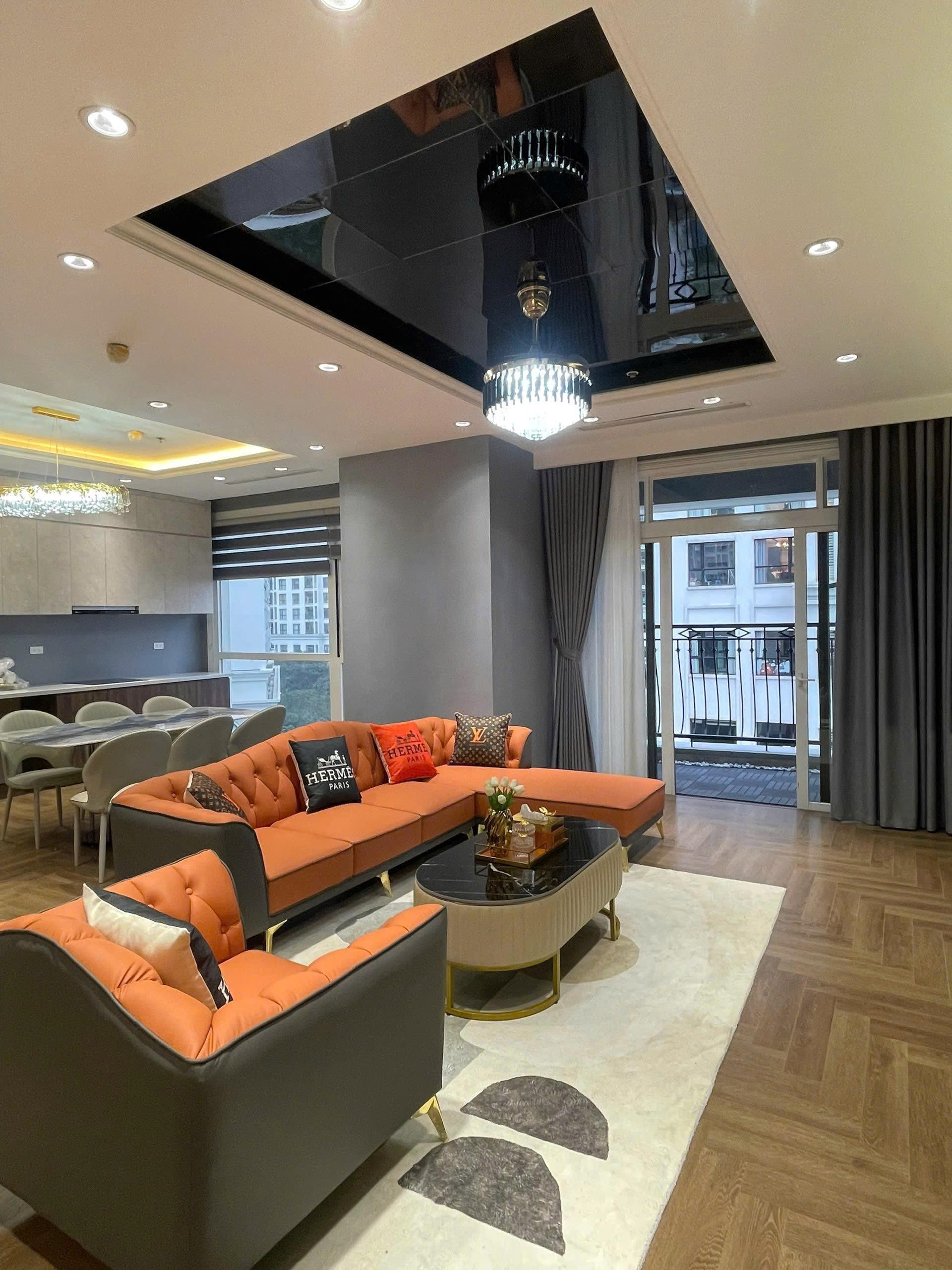 Bán Căn Hộ  Royal City 130m² – 2PN Rộng Rãi – View Đẹp – Tầng Cao – Hướng  Mát Mẻ - Ảnh 2